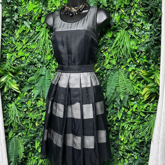 Halston Heritage Dresses & Skirts - Halston Heritage Dress 6 Black Cream Silk Colorblock Fit Flare Cocktail 3936